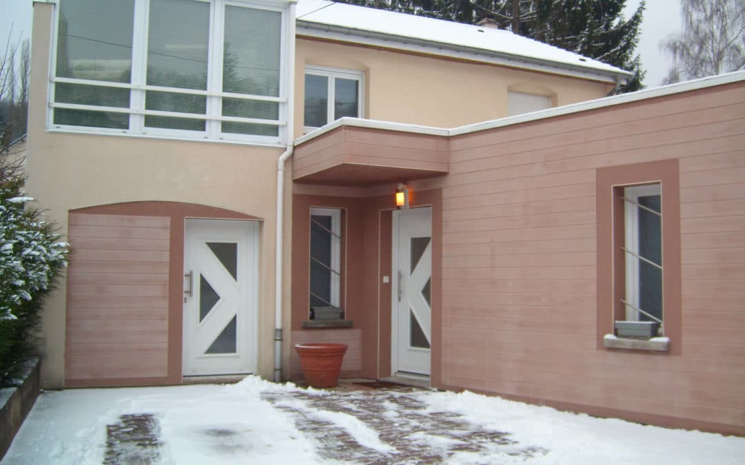 Revêtement façades maison individuelle avec moulures en imitation bois