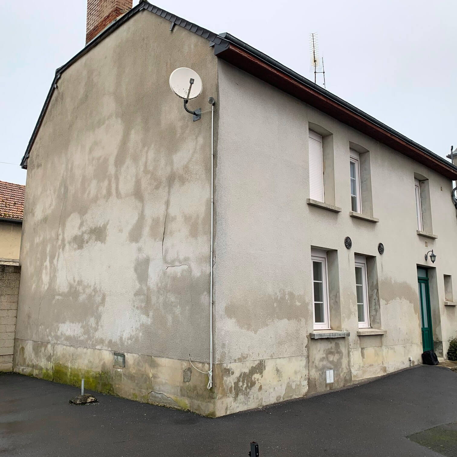 Décrépissage d'une maison en pierres apparentes