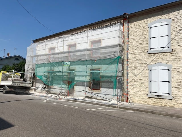 Ravalement de façades à la chaux aérienne d'une maison en Lorraine