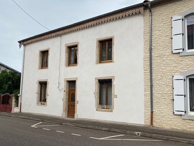 Ravalement de façades à la chaux aérienne d'une maison en Lorraine