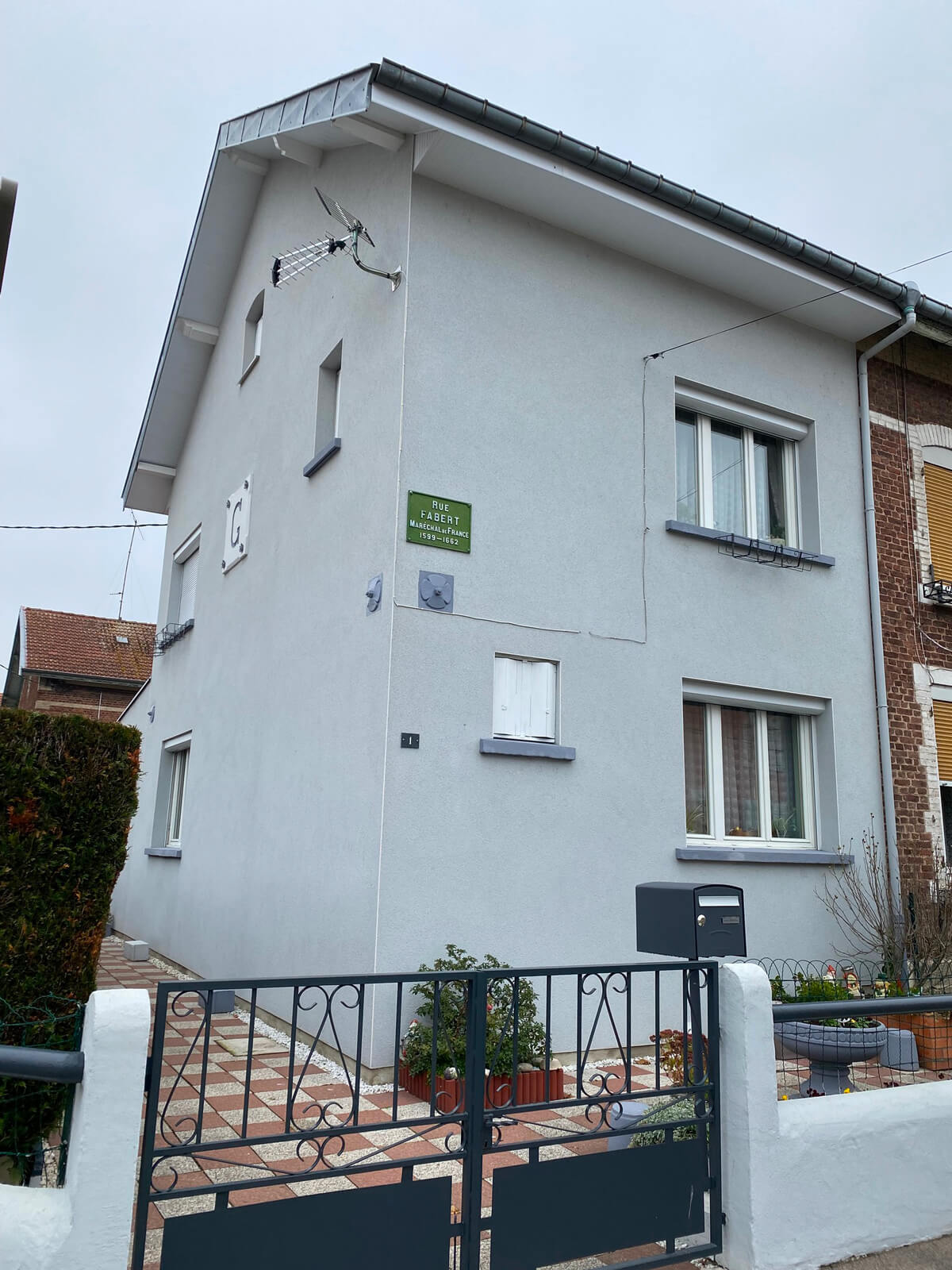 Ravalement de façades d'une maison en briques rouges