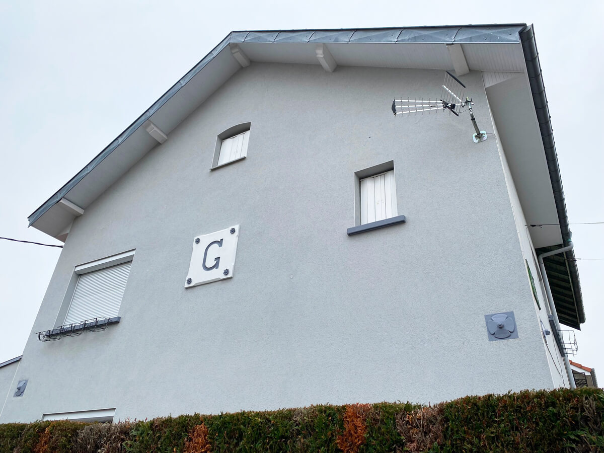 Ravalement de façades d'une maison en briques rouges