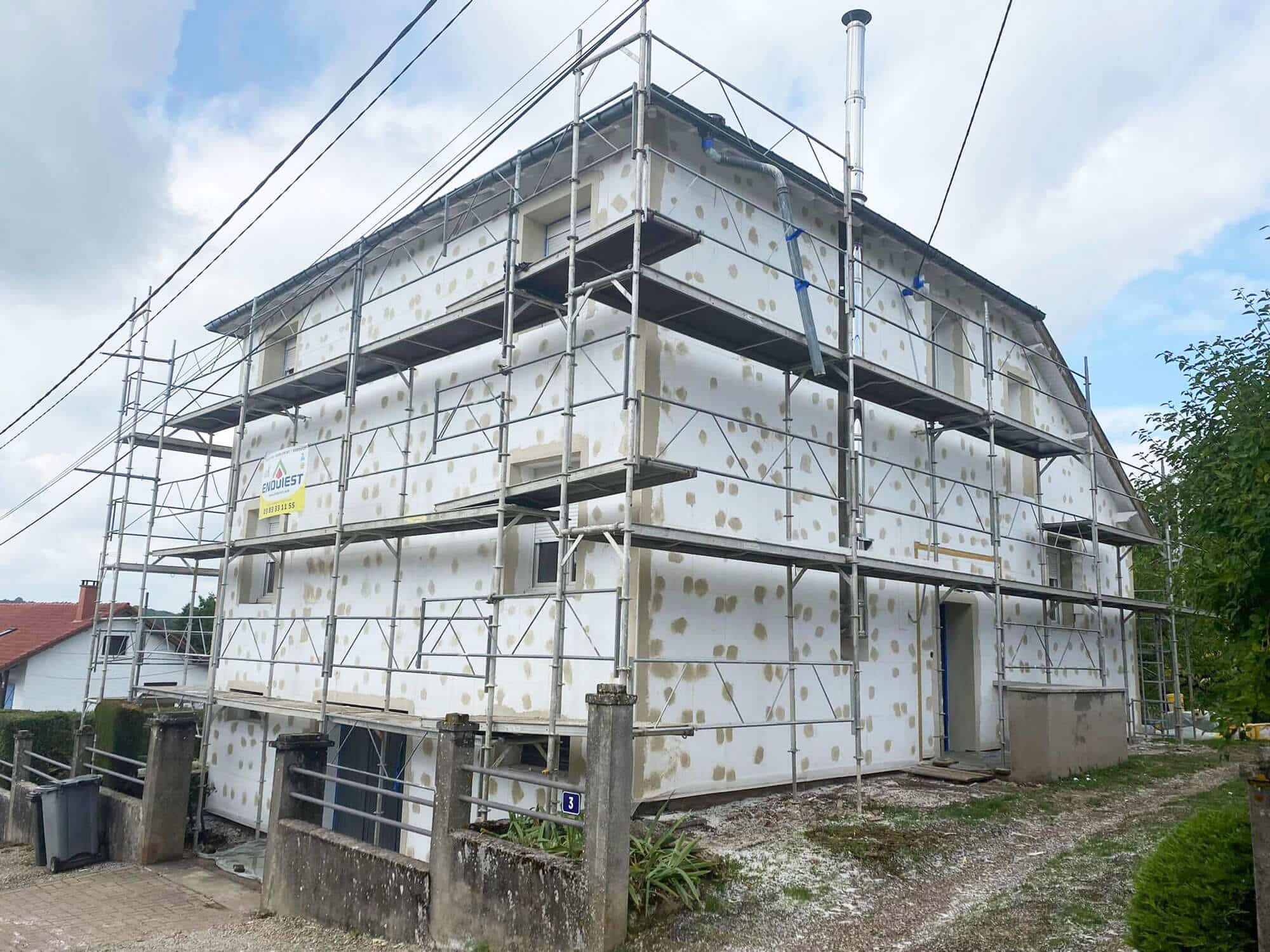 Isolation extérieure en 140 mm polystyrène sur cette maison d’habitation qui reprend une beauté avec ce ton blanc cassé