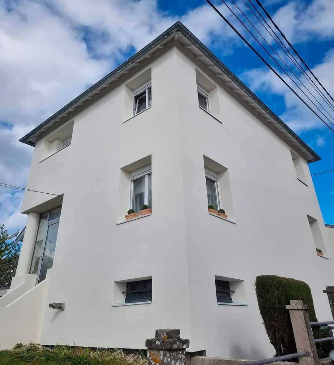 Isolation extérieure en 140 mm polystyrène sur cette maison d’habitation qui reprend une beauté avec ce ton blanc cassé