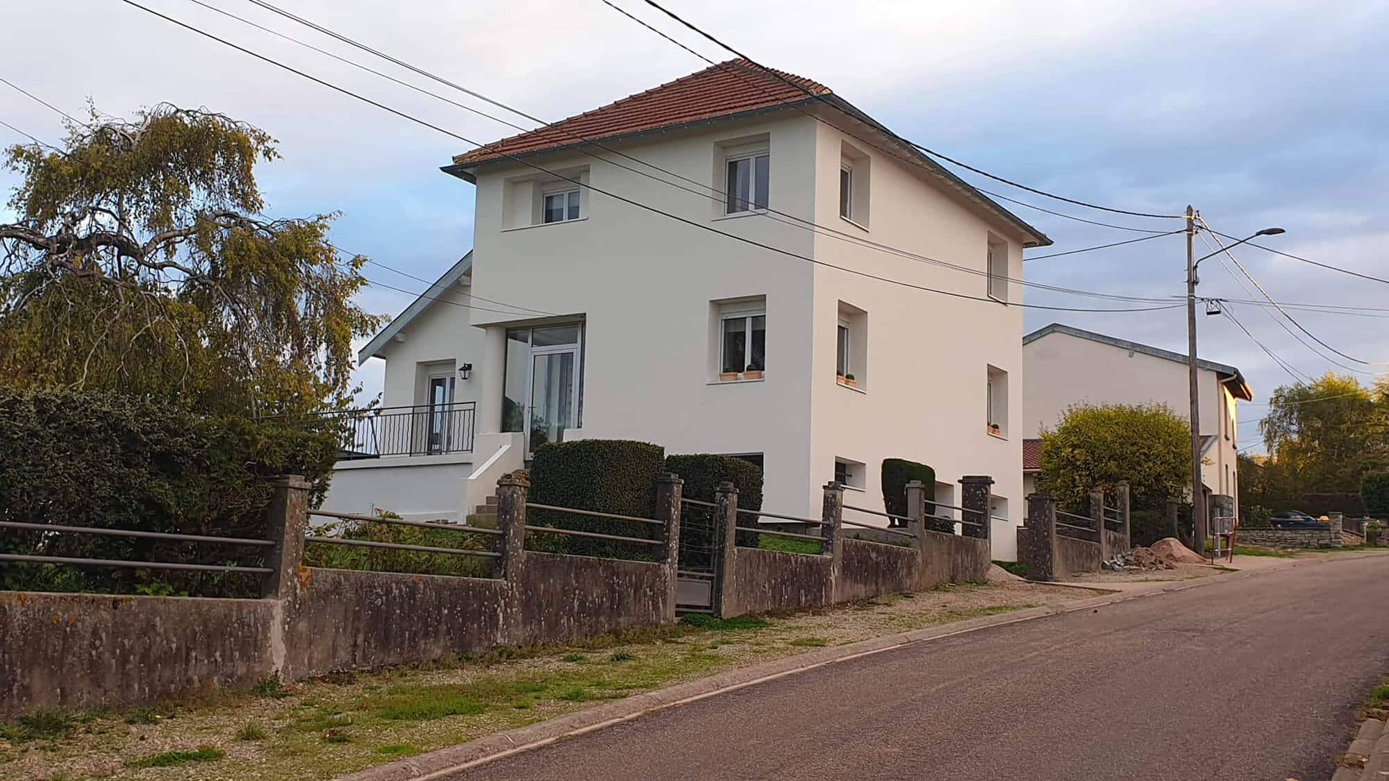 Isolation extérieure en 140 mm polystyrène sur cette maison d’habitation qui reprend une beauté avec ce ton blanc cassé