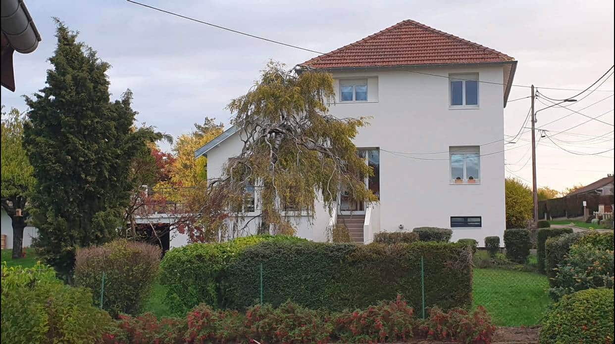 Isolation extérieure en 140 mm polystyrène sur cette maison d’habitation qui reprend une beauté avec ce ton blanc cassé